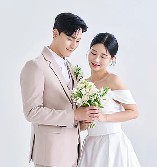 부케를 함께 들고 있는 웨딩 커플